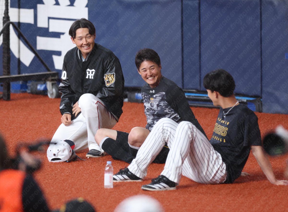 #元山飛優　選手のジャンパーを着て　#小幡竜平　選手も含め３人で談笑する　#源田壮亮　選手