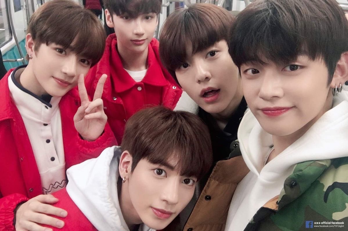 5__ove's tweet photo. 7년이라는 시간동안 내 청춘의 한 페이지를 따뜻하게 만들어 줘서 고마워 ♥︎
다섯 별이 함께하는 순간은 저 위 별 처럼 빛이 날 꺼야
투모로우바이투게더의 앞으로의 날들이 따뜻하고 포근하길 바래 ꒰ᐢ⸝⸝•༝•⸝⸝ᐢ꒱︎

#칠년을_넘어_투바투의_여정은_계속될거야
#ForeverTogetherWithTXT https://t.co/CegZQHVI11