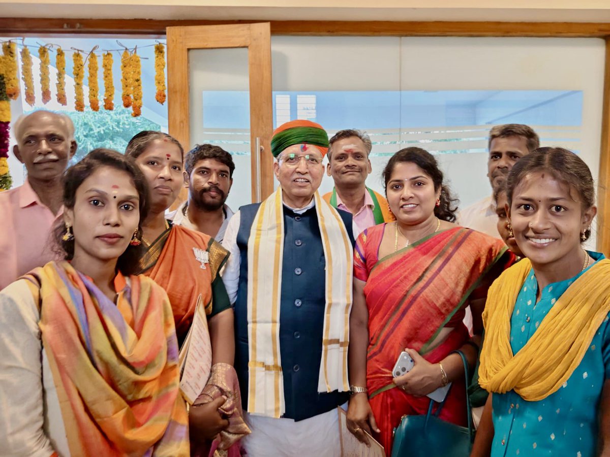 DrDeepaBJP's tweet photo. இன்று திருநெல்வேலி  வருகை தந்த மத்திய சட்டம் மற்றும் நீதி அமைச்சர் மாநில தேர்தல் இணை பொறுப்பாளர் திரு.அர்ஜுன் ராம் மேக்வால் ஜி அவர்களை வரவேற்ற தருணம்..... https://t.co/pyyT7V5Ms8