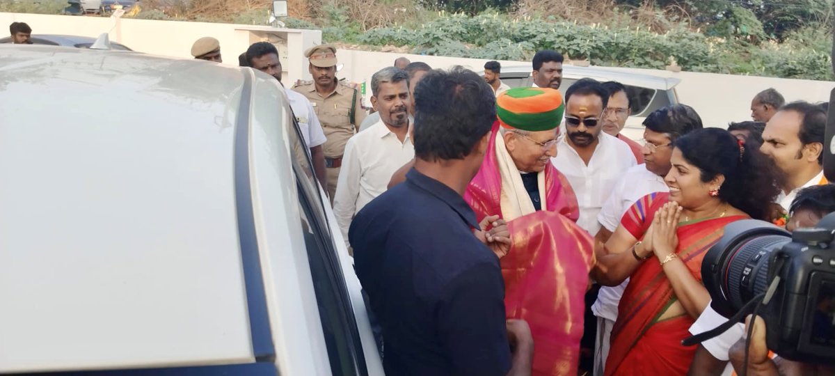 DrDeepaBJP's tweet photo. இன்று திருநெல்வேலி  வருகை தந்த மத்திய சட்டம் மற்றும் நீதி அமைச்சர் மாநில தேர்தல் இணை பொறுப்பாளர் திரு.அர்ஜுன் ராம் மேக்வால் ஜி அவர்களை வரவேற்ற தருணம்..... https://t.co/pyyT7V5Ms8