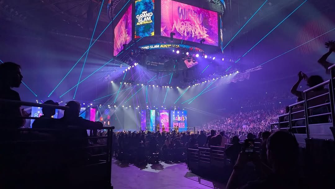 Robelighting's tweet photo. Loading in down under on a #TechTuesday with HTH Touring for AEW – Grand Slam Sydney and a full-scale arena lighting package including @Robelighting ESPRITE, MegaPointe, iFORTE &amp; BMFL Spot luminaires.

#robelighting #hthtouring #eventlighting #lightinglife https://t.co/VAXHG5Aa5w