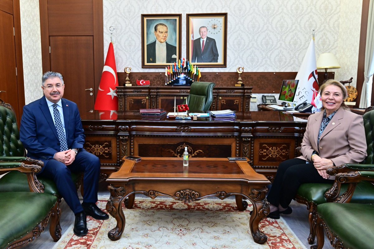 ulkercannn's tweet photo. Sayın Valimiz Dr.Erdinç Yılmaz’ı makamında ziyaret ettik. 
Samimi ve gayretli çalışmalarıyla eskiden beri tanidigimiz Valimize yeni görevinde başarılar diliyor, şehrimiz için hayırlı olmasını temenni ediyorum.@eskvaliligi https://t.co/pXX86UgzZY