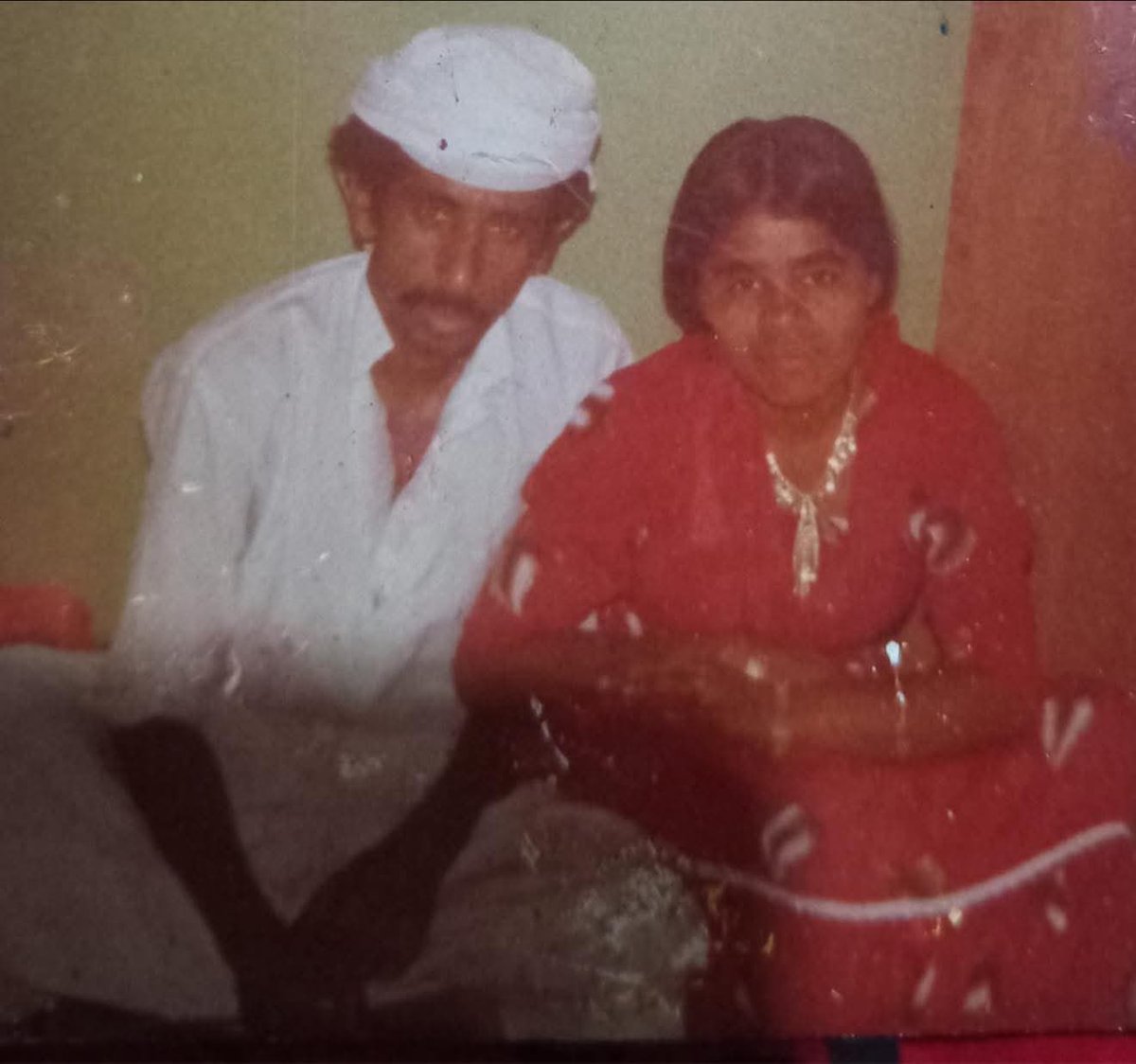 الحمدللہ
سری لنکن خاتون کی پوسٹ لگائی جنہوں نے پاکستانی سے دبئی میں شادی کی تھی۔ 
امونونا کے خاندان سے رابطہ ہوگیا۔
انکی بیٹی ثانیہ سے ابھی میری بات ہوئی۔
امونونا بہت پہلے فوت ہوچکی ہے۔ ثانیہ بہت چھوٹی تھی ڈیلیوری کے دوران ماں فوت ہوگئی تھی۔ ثانیہ اکیلی بہن ہے سگی ماں سے کوئی