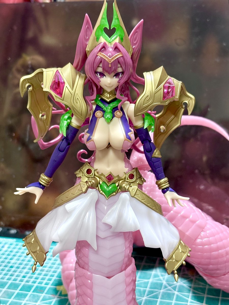 メルティーナの金色部分を塗装。エジプト風味な子なのでブルーゴールドを使用