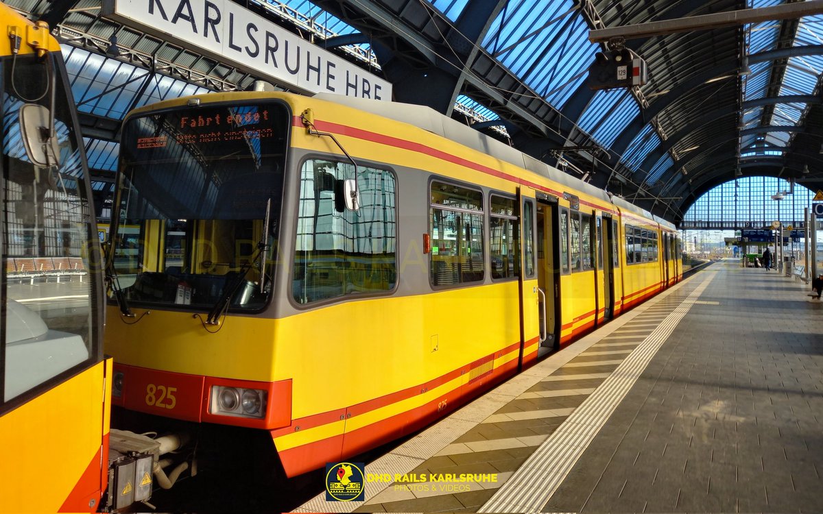 dhdrailseu's tweet photo. AT THE HAUPTBAHNHOF

🚈 Albtal-Verkehrs-Gesellschaft (AVG) | Siemens GT8-100C/2S (825), GT8-100D/2S-M (853)
📷 January 2026, Karlsruhe Hauptbahnhof https://t.co/ITD7YGxSby