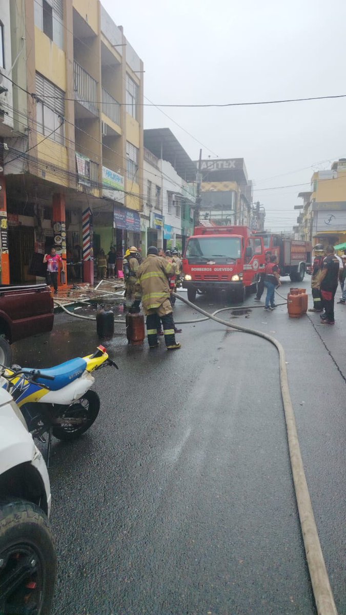 #QUEVEDO🔴

#Urgente, cerca de las 10H00 de éste Martes 03-Marzo-2026 se registró un conato de incendio en un local ubicado en la calle 10ma entre 7 de Octubre y Bolívar, centro de ella ciudad de #Quevedo. Ciudadanos reportan que se escucharon dos explosiones.

📷: #Cortesía.