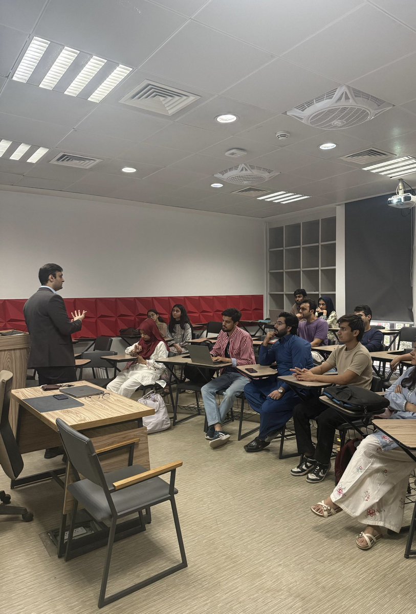 EGF_SESS_IBA's tweet photo. Insightful session with EGF Director &amp; Fulbright Scholar Dr. Salman Khalid for Master’s and PhD applicants 🎓, where he provided practical guidance on building a strong Fulbright application, followed by an engaging Q&amp;A. https://t.co/IClCeMsC37