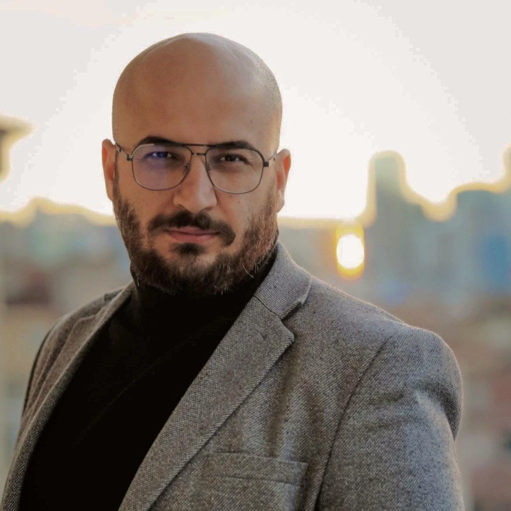 ajansoteki's tweet photo. Gazeteci Serkan Kafkas:

“Haberde dikkat çeken bir detay.

Öz kızına cinsel istismarda bulunduğu raporlar ve uzman görüşleriyle ortaya konmuş sapık, savcılık tarafından tutuklama talebiyle mahkemeye sevk ediliyor.

Ancak mahkeme ‘kaçma şüphesi bulunmadığı’ gerekçesiyle tutuklama talebini reddediyor.

Evet gazetecilerin, belediye başkanlarının, muhalif vatandaşların eften püften sebeplerle tutuklu yargılandığı ülkede oluyor bu.”