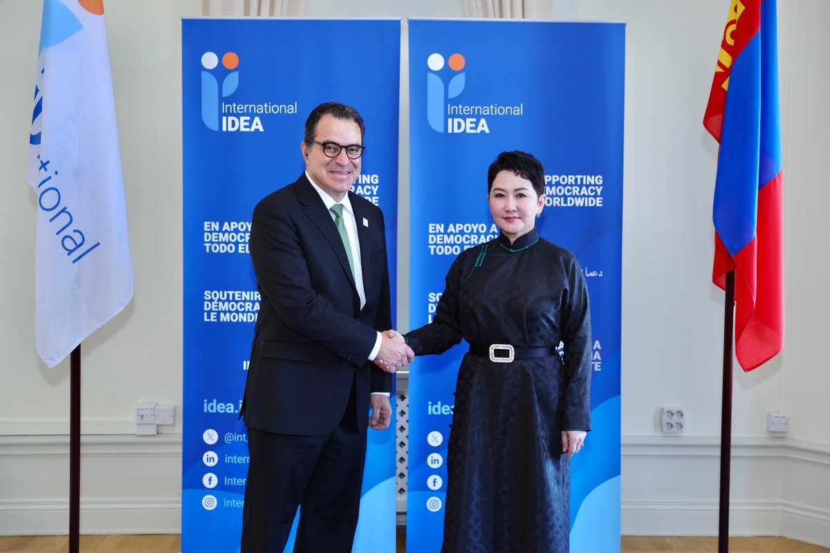 MongolDiplomacy's tweet photo. ГАДААД ХАРИЛЦААНЫ САЙД Б.БАТЦЭЦЭГ АРДЧИЛАЛ, СОНГУУЛИЙН ТУСЛАЛЦААНЫ ОЛОН УЛСЫН ХҮРЭЭЛЭНГИЙН ЕРӨНХИЙ НАРИЙН БИЧГИЙН ДАРГА КЕВИН КАЗАС-ЗАМОРАТАЙ УУЛЗАВ

Гадаад харилцааны сайд Б.Батцэцэг Шведийн Хаант Улсад хийж буй албан ёсны айлчлалынхаа хүрээнд Стокхолм хотод төвтэй Ардчилал, сонгуулийн туслалцааны олон улсын хүрээлэн (International IDEA)-гийн Ерөнхий нарийн бичгийн даргатай уулзалт хийлээ.

Уулзалтын үеэр Гадаад харилцааны сайд Б.Батцэцэг Монгол Улс Ардчилал, сонгуулийн туслалцааны олон улсын хүрээлэнтэй идэвхтэй хамтран ажиллаж ирснийг тэмдэглэж, цаашид харилцаа, хамтын ажиллагааг тодорхой төсөл хөтөлбөрөөр баяжуулах талаар ярилцлаа.

Тухайлбал, НҮБ-ын Авлигын эсрэг конвенцын оролцогч талуудын 11 дүгээр бага хурлаар манай улс санаачлан батлуулсан “Сонгуульд нэр дэвшигчид, улс төрийн намууд болон сонгуулийн кампанит ажлуудын санхүүжилтийн ил тод байдлыг нэмэгдүүлэх тухай” тогтоолыг ажил хэрэг болгох, Сонгуулийн ажиглалтын Азийн жишиг төвийг Улаанбаатар хотод байгуулах тухай Санамж бичгийн хэрэгжилтийг хангах чиглэлээр хамтран ажиллахаар боллоо.

Түүнчлэн Гадаад харилцааны сайд Б.Батцэцэг тус хүрээлэнгээс гаргадаг дэлхийн ардчиллын төлөв байдлын үнэлгээ, сонгуулийн үйл явцын судалгаа, дүн шинжилгээ нь Монгол Улсад болон дэлхийн олон орны төрийн байгууллага, судалгааны хүрээлэн, бодлого боловсруулагчдад чухал эх сурвалж болдгийг онцолж, энэ чиглэлээр хамтын ажиллагааг өргөжүүлэх боломжийн талаар ярилцлаа. 

Уулзалтын төгсгөлд Ерөнхий нарийн бичгийн дарга Кевин Казас-Замораг Монгол Улсад айлчлахыг урилаа.