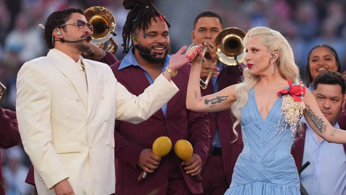 sboficial's tweet photo. HISTÓRICO! Bad Bunny quebra o recorde de show de intervalo do Super Bowl mais assistido nas primeiras 24 horas. https://t.co/WT6eKkfrOp