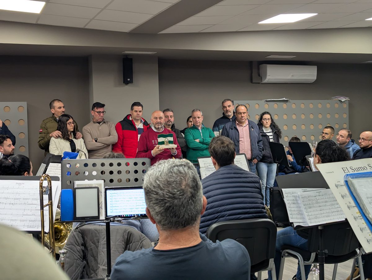 PasiondeLinares's tweet photo. 🙌🏻 Anoche vivimos un momento muy especial con la compañía de varios ex componentes y fundadores de nuestra banda.
Juntos, celebramos el reciente galardón de la 𝗕𝗮𝗻𝗱𝗲𝗿𝗮 𝗱𝗲 𝗔𝗻𝗱𝗮𝗹𝘂𝗰𝛊́𝗮 𝗱𝗲 𝗝𝗮𝗲́𝗻 𝟮𝟬𝟮𝟲, pero también su visita nos recordó que el camino de la Pasión hay que vivirlo de ilusión en ilusión.
#PasiónDeLinares