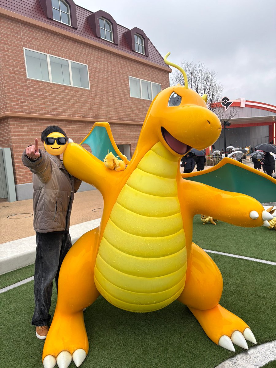 tabatanyun31989's tweet photo. ポケパークごく一部お気に入り写真！
雨とか関係ない傘捨てて相棒のカイリューとベストショット🥰
ネタバレセンシティブ付けてます https://t.co/746CklZJhF