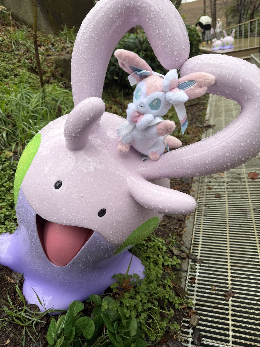 tabatanyun31989's tweet photo. ポケパークごく一部お気に入り写真！
雨とか関係ない傘捨てて相棒のカイリューとベストショット🥰
ネタバレセンシティブ付けてます https://t.co/746CklZJhF
