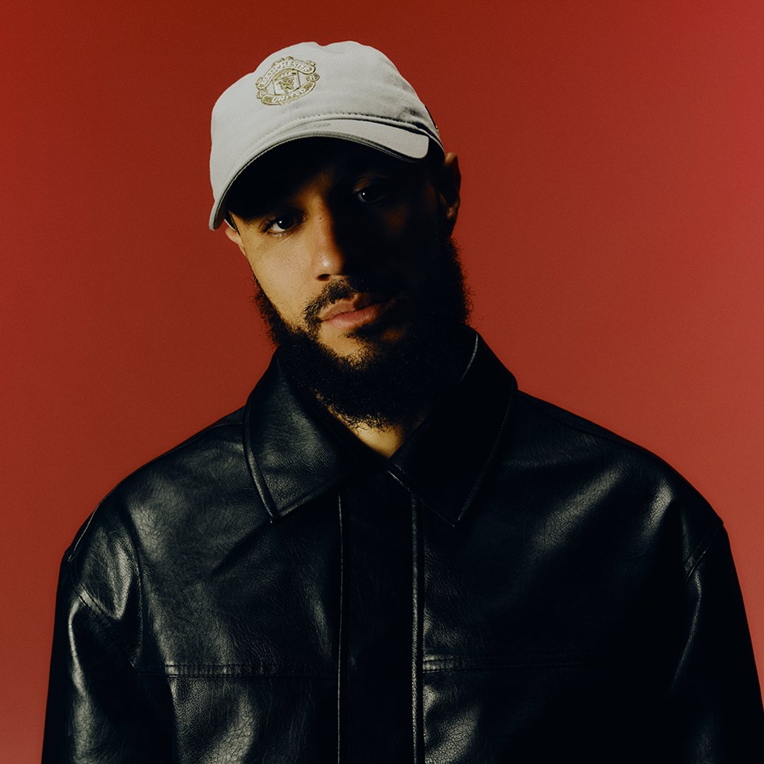 ManUtd's tweet photo. Ready for the warmer weather 🧢