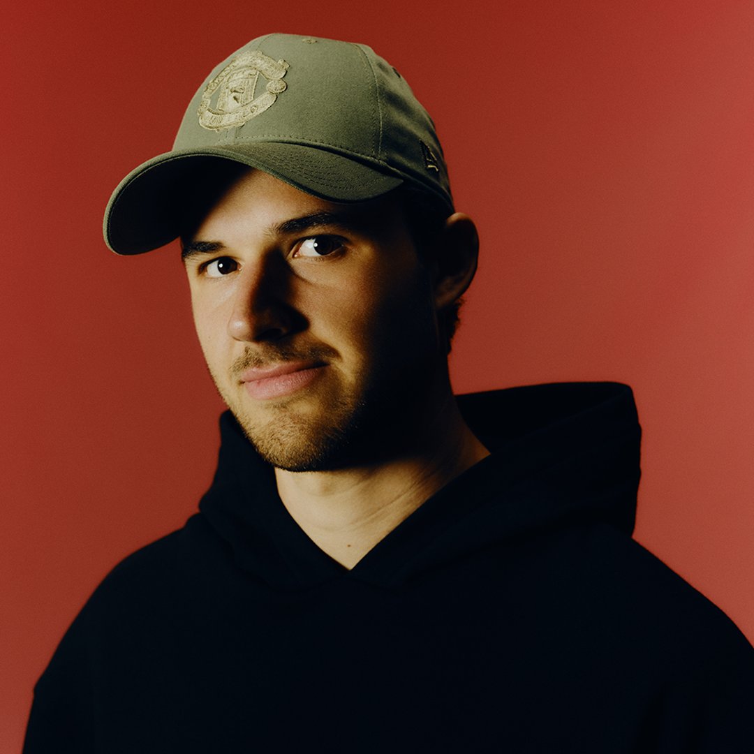 ManUtd's tweet photo. Ready for the warmer weather 🧢