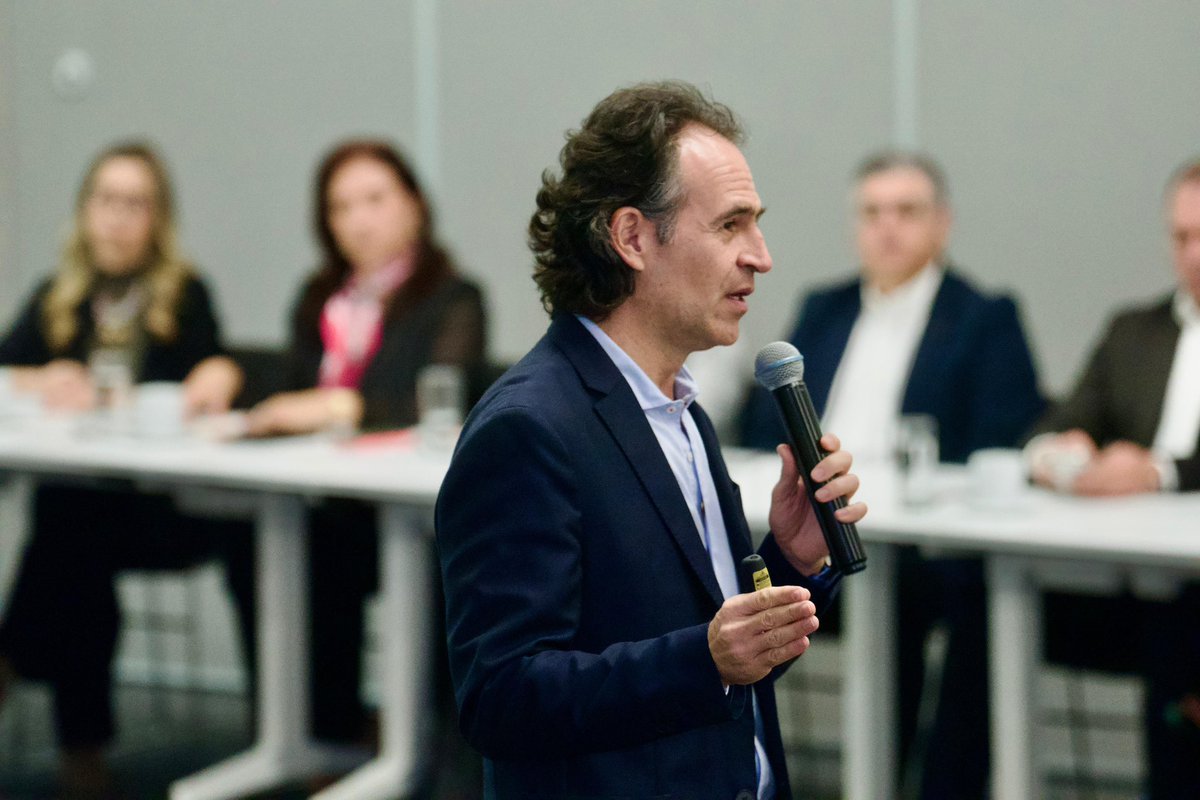 En la Asamblea Intergremial de Antioquia presentando los proyectos que están llevando a Medellín a otro nivel💥. 

A todos los gremios: la ciudad y el país se saca adelante juntos🇨🇴❤️.