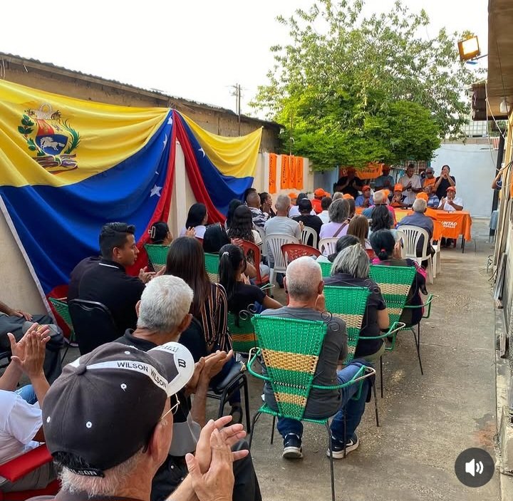 juancarlosrm01's tweet photo. ¡La organización es nuestra mejor herramienta! 🇻🇪

Desde la base con nuestra gente, reafirmamos el compromiso de luchar por una mejor Venezuela. Seguimos sumando voluntades en cada comunidad. ¡Fuerza y Fe! ✊

#VoluntadPopular #LaMejorVzla #VenezuelaLibre #TransiciónDemocrática https://t.co/fVHd7xx5bK