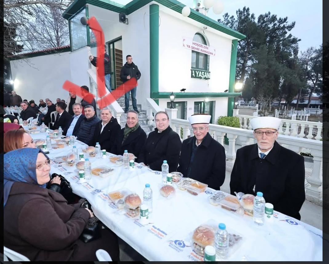 Τι βλέπουμε εδώ:
Βουλευτή του Ελληνικού Κοινοβουλίου ο οποίος βρίσκεται σε Ιφταρ με τον Τουρκο Πρόξενο Κομοτηνής και το Παρακράτος της Άγκυρας στην Θράκη 
Ο βουλευτής του <a href="/alexischaritsis/">Αλέξης Χαρίτσης</a> ,Χουσειν Ζειμπεκ, δεν πήρε άδεια ούτε από το κόμμα του ούτε από το ΥΠΕΞ
Γράφει στα παλιά του