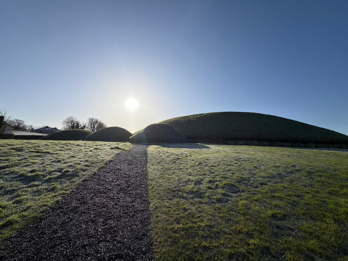 brunaboinneOPW's tweet photo. Knowth has reopened for the 2026 season. Beautiful day☀️
To visit you need to book online https://t.co/lXsqpHnRwS
📷 Ailbhe
#knowth #brunaboinnetour #spring #2026season #keepdiscovering https://t.co/qgxcAbJnU8