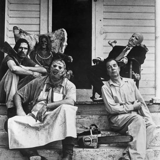 FilmsQuirky's tweet photo. #BehindTheScenes
#TheTexasChainSawMassacre (1974)
Five friends head out to rural Texas to visit the grave of a grandfather. On the way they come across a deserted house, only to discover something sinister within.
#MarilynBurns #JohnDugan #GunnarHansen #EdwinNeal and #JimSiedow https://t.co/IZe4VKbJGY