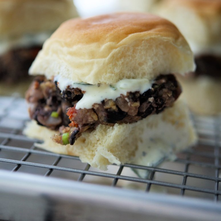 CarriesExpKtchn's tweet photo. These meatless sliders made with black beans, oregano, sun dried tomatoes, mushrooms, oats and Feta cheese are bursting with flavor! 🌟
Recipe--> https://t.co/E11sI3OeYA #meatless https://t.co/Mm35miEAnS