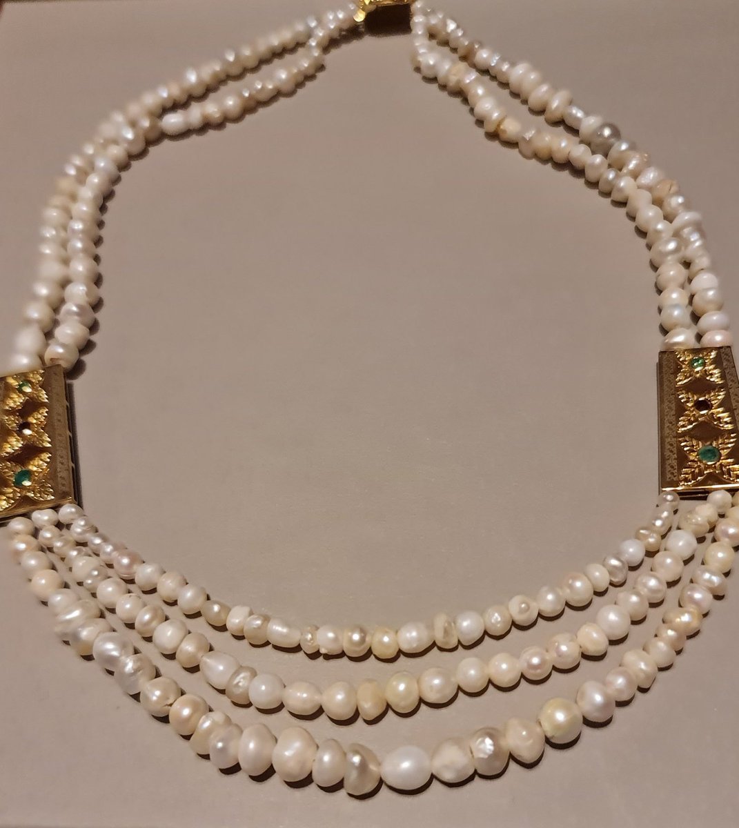 عقد اللؤلؤ في حلقة مسلسل شارع الأعشى البارح كان من تصميم ومقتنيات شخصية للمستشار الثقافي للأزياء <a href="/fabdulla75/">فوزيه ع .بن خميس.</a> هي من أقترحت أن يكون لؤلؤ حقيقي ،القطع اللي بمنتصف العقد من الذهب والفضة عيار ٢١ محفورة على شكل ثلاث وردات مُزينة بالفصوص باللونين الأحمر والأخضر ..