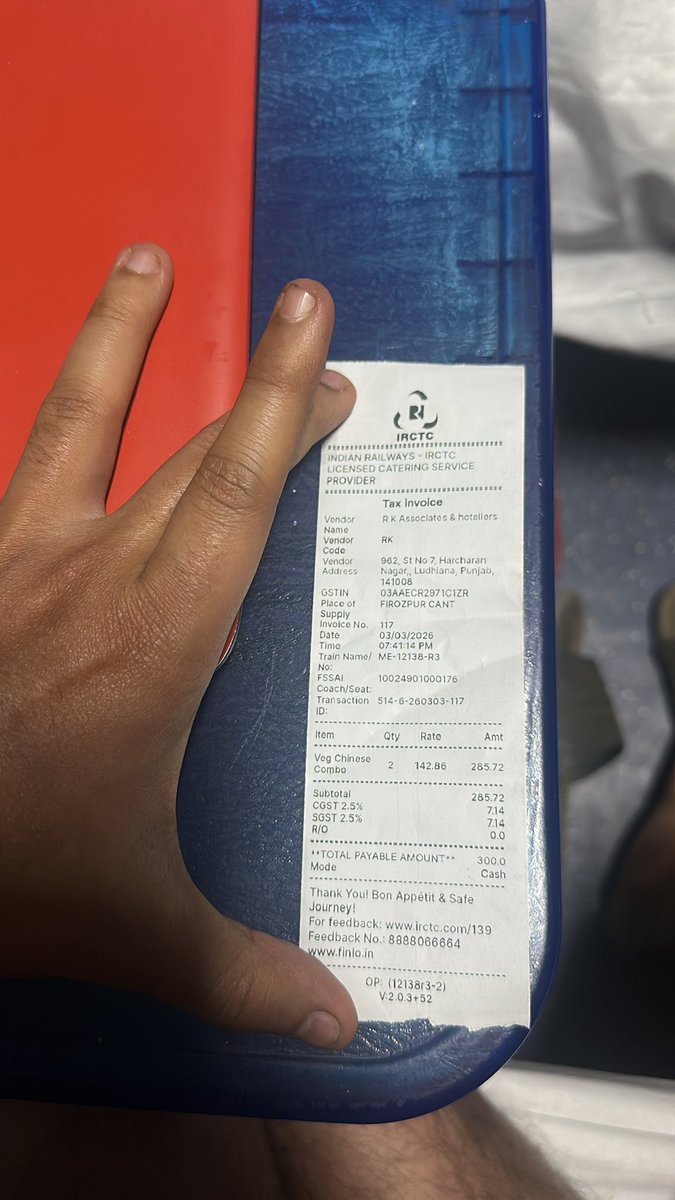 AshOberoi's tweet photo. @RailMinIndia @RailwaySeva @AshwiniVaishnaw PNR NO. 2613475991 क्या यह चाइनीज़ कॉम्बो है मुझे बिल चाइनीज़ कॉम्बो का दिया जब की मैं ने खाने मैं वेज थाली ली थी और मैंने कोई कंप्लेंट क्लोज नहीं करायी ख़ुद कंप्लेंट क्लोज कर दी गई क्या यही सर्विस है रेलवे की https://t.co/riwSmwgnv4