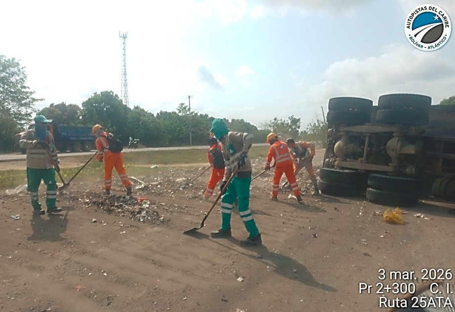 #AutoCaribeInforma #EstadoDeLaVía | Nuestro equipo de mantenimiento junto a la empresa Interaseo adelantan labores de limpieza para restablecer las condiciones de movilidad de manera rápida en la variante Palmar-Sabanagrande (PR 2+500 RN 25ATA). 
Respondimos. Hasta el final.