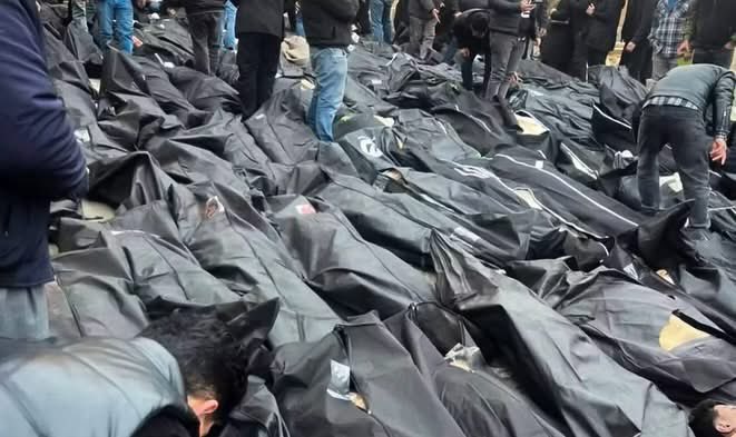 Due immagini, uno stesso indicibile orrore💔

La prima mostra le tombe delle bambine e delle ragazze della scuola femminile di Minab, colpita pochi giorni fa dai raid aerei di USA e Israele.
La seconda mostra i sacchi neri con i corpi delle migliaia di vittime di gennaio, uccise