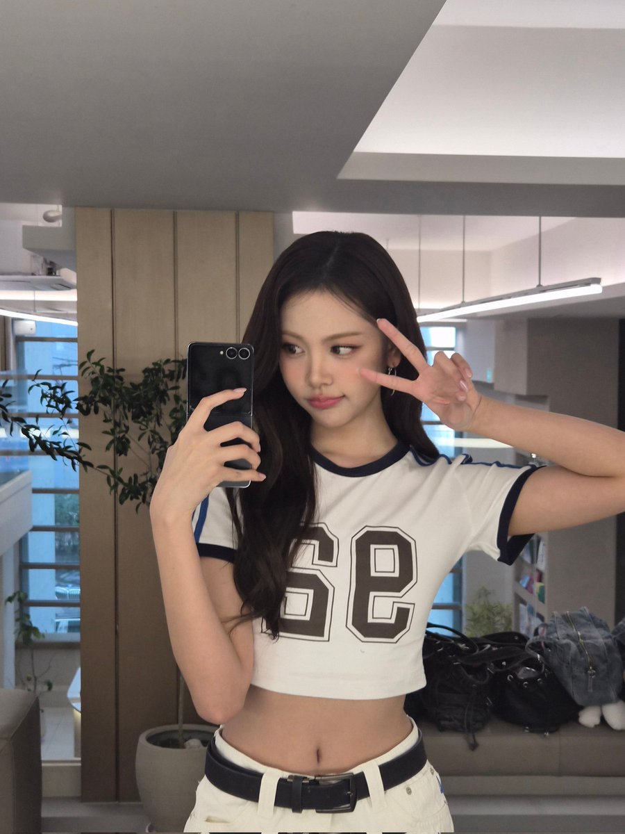 H2H_Lovers24's tweet photo. #CARMEN Weverse Update (1/3)

🖤😉

#Hearts2Hearts #하츠투하츠 #H2H
#카르멘 https://t.co/XlrnK3NepK