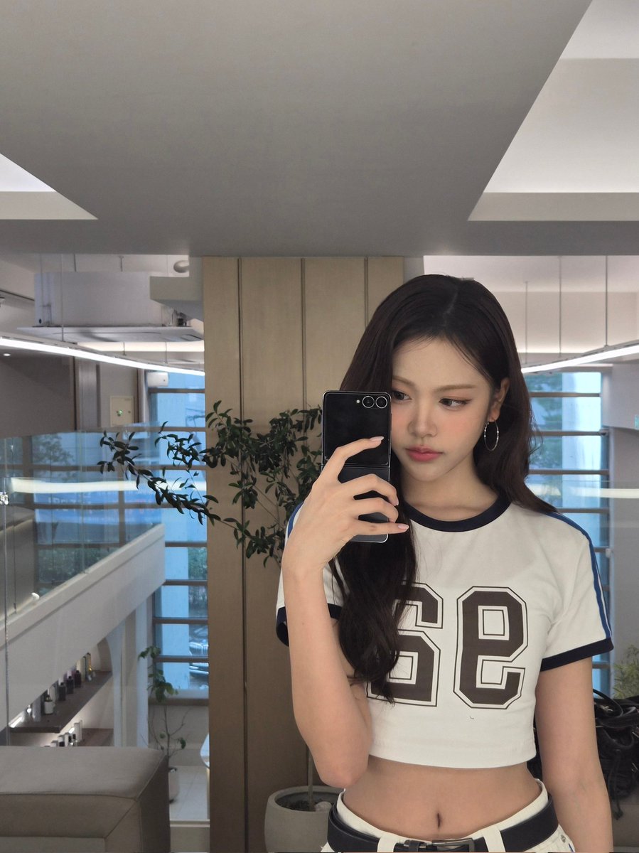 H2H_Lovers24's tweet photo. #CARMEN Weverse Update (1/3)

🖤😉

#Hearts2Hearts #하츠투하츠 #H2H
#카르멘 https://t.co/XlrnK3NepK
