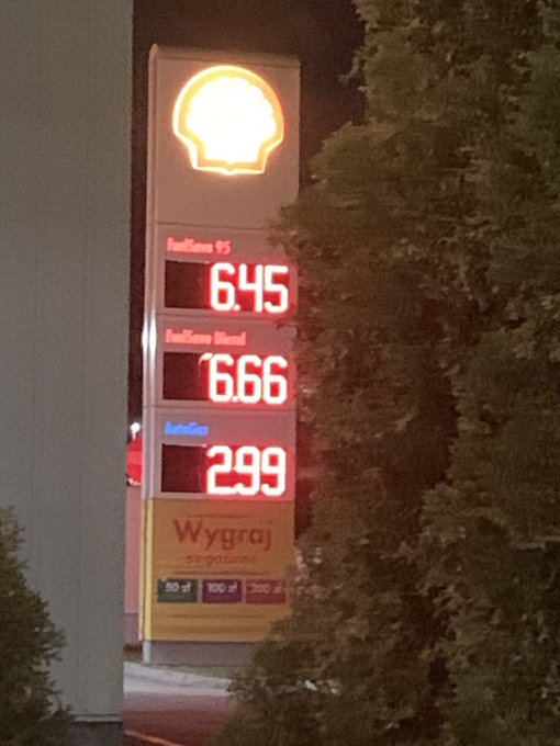 Ceny paliw na stacjach w 48h wzrosły średnio o 0,6 PLN.

Transport i przetworzenie ropy trwa 3 do 6 tygodni czyli rafinerie korzystają z ropy kupionej w normalnych cenach.
Jak do tej pory rząd Tuska okradał nas na 1,5 zł na litrze paliwa tak teraz postanowił nas okradać na 2,5 zł