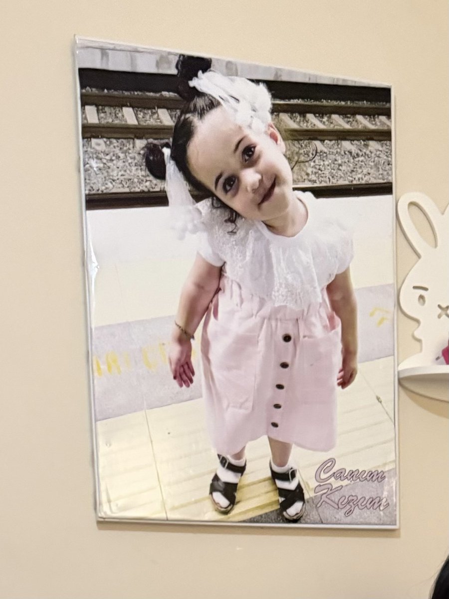 Yarın Ümraniye Ihlamurkaya Mezarlığı’nda öğlen vaktinde yapılacak cenaze töreninde, cinsel istismara uğrayan kızımız Hifa İkra ve annesi Fatma Nur Çelik’i son yolculuklarına pankartımızla uğurlayacağız.