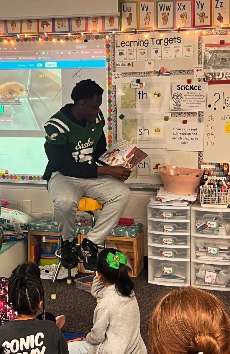 KevinHughesJr_'s tweet image. Had a great time at Walnut Grove Elementary for  #ReadAcrossAmericaDay  📚
Nothing better than inspiring young minds and giving back to the community. 💚🦅