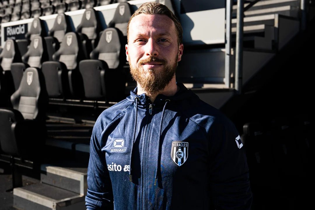 oranjefussball's tweet photo. Das Tabellenschlusslicht #HeraclesAlmelo hat den 29-jährigen Assistenztrainer Vincent #Heilmann 🇩🇪🇳🇱 verpflichtet: Heilmann erhält einen Vertrag bis 2027 und könnte dann im Sommer auf Cheftrainer Ernest Faber folgen, der auch als Technischer Direktor fungiert. https://t.co/nAPEyK4nU3