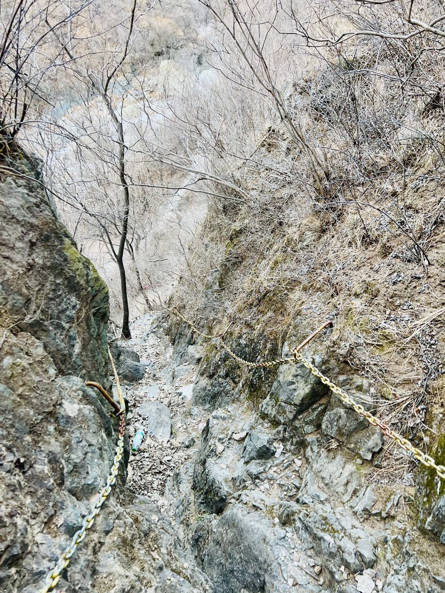 rarefiedgas's tweet image. Frozen #creek in the #valley   #Icefall #mountains #hiking #outdoors 

Climbing up the steep #cliff by holding onto the iron #chain 3/