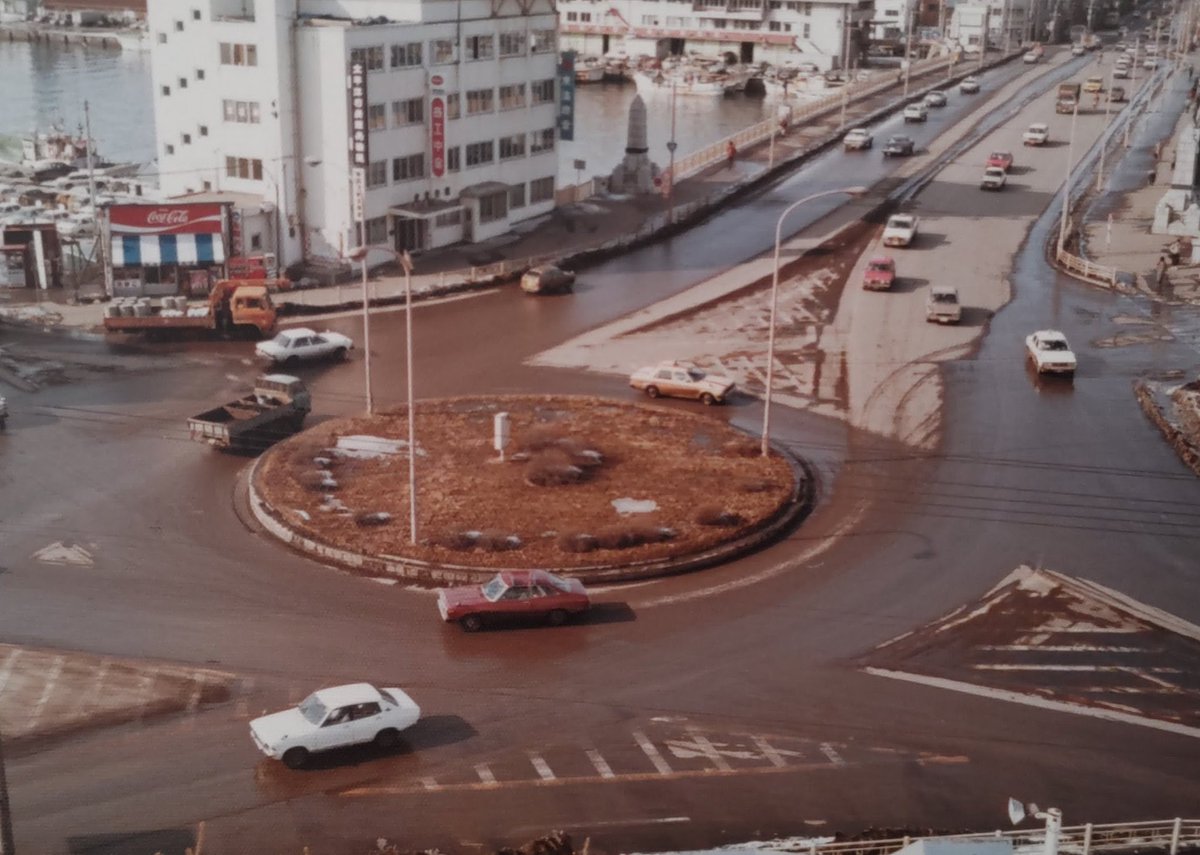 1983年、北海道釧路市の幣舞公園から見たロータリー交差点と幣舞橋