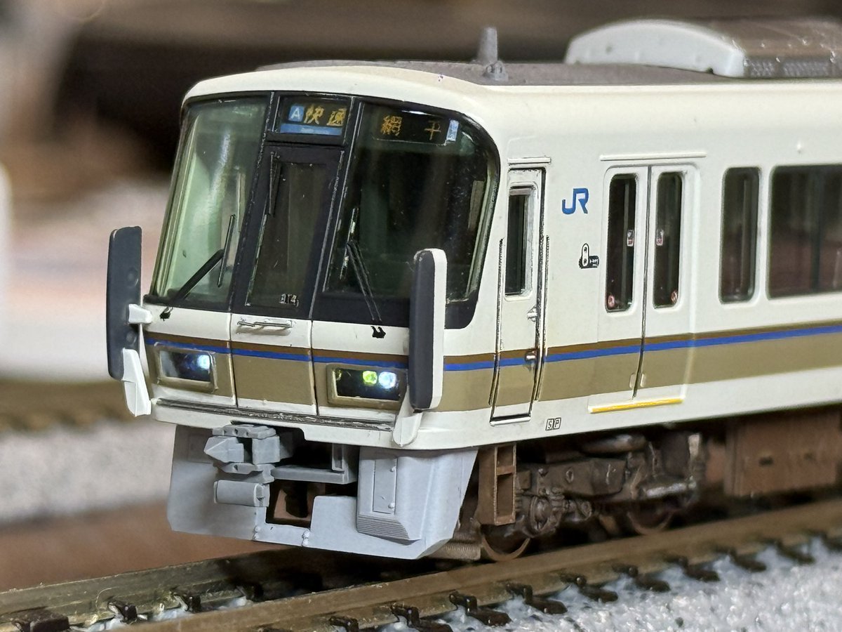 SIM70979060's tweet photo. KATOの221は元からポテンシャル高い製品だけどスカート交換したりライト枠つけてあげたりするともっと良くなる https://t.co/ynGnm1ADIR