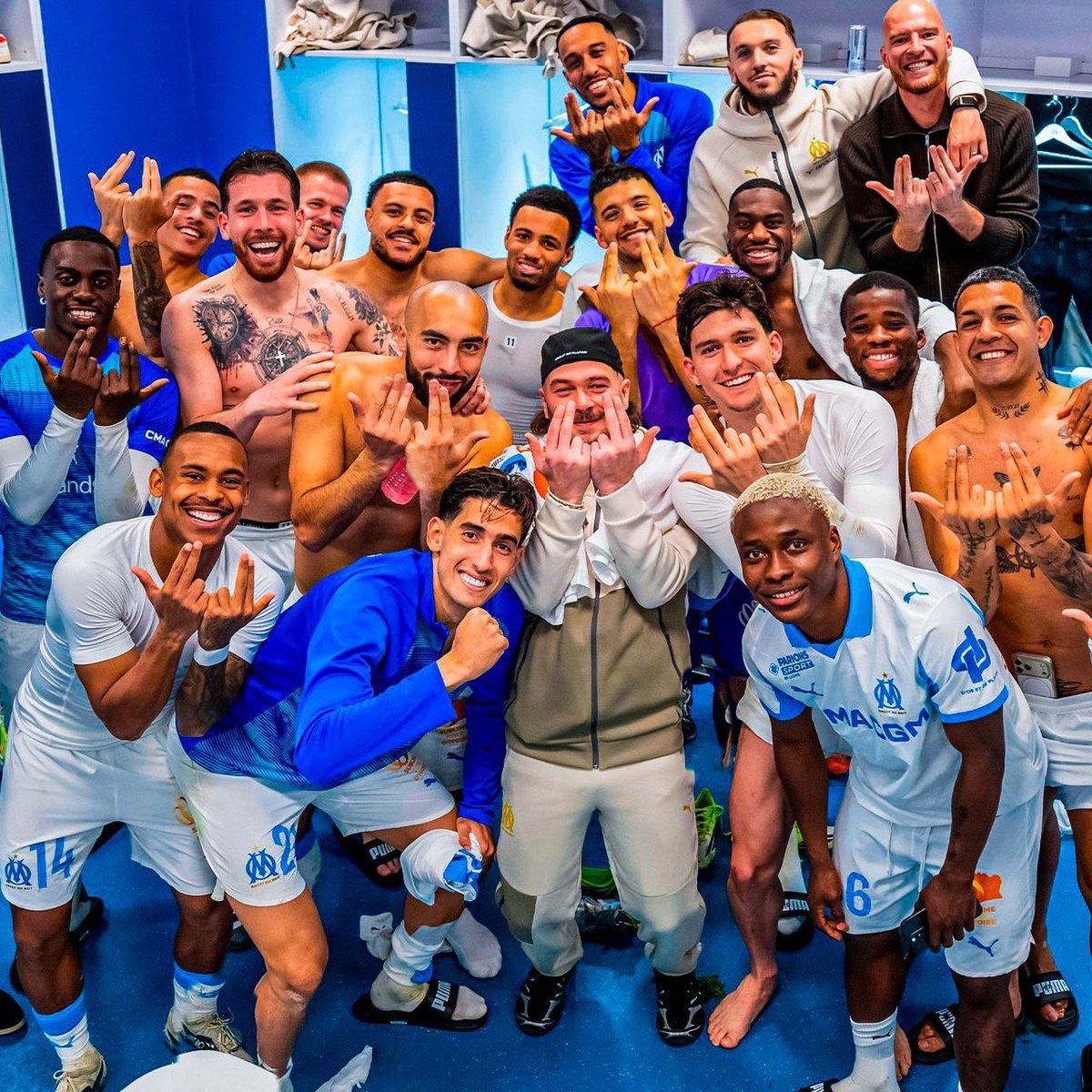ShadesFrance's tweet photo. 🗣️JuL à propos de la photo avec Habib Beye avec l’OM en 2006  :

“Je regardais OMtv tous les jours pour voir le moment où je passais, c’était magique ! 

Je faisais ramasseur de balles, j’étais sur le côté du terrain et je suis parti célébrer avec eux..

Comme quoi, tout est possible quand vous voulez quelque chose dans la vie… Il faut y croire à fond !

Je voulais finir footballeur, j’ai fini rappeur… Ça veut dire, que si tu n’arrives pas à viser la lune, au pire tu atteindras les étoiles

À cette époque, je m’entraînais à la Commanderie. Je voyais Ribéry et Nasri s’entraîner, je voulais finir comme eux ! Finalement, j’ai quand même pas mal fini, Dieu merci ! Croyez en vous !”