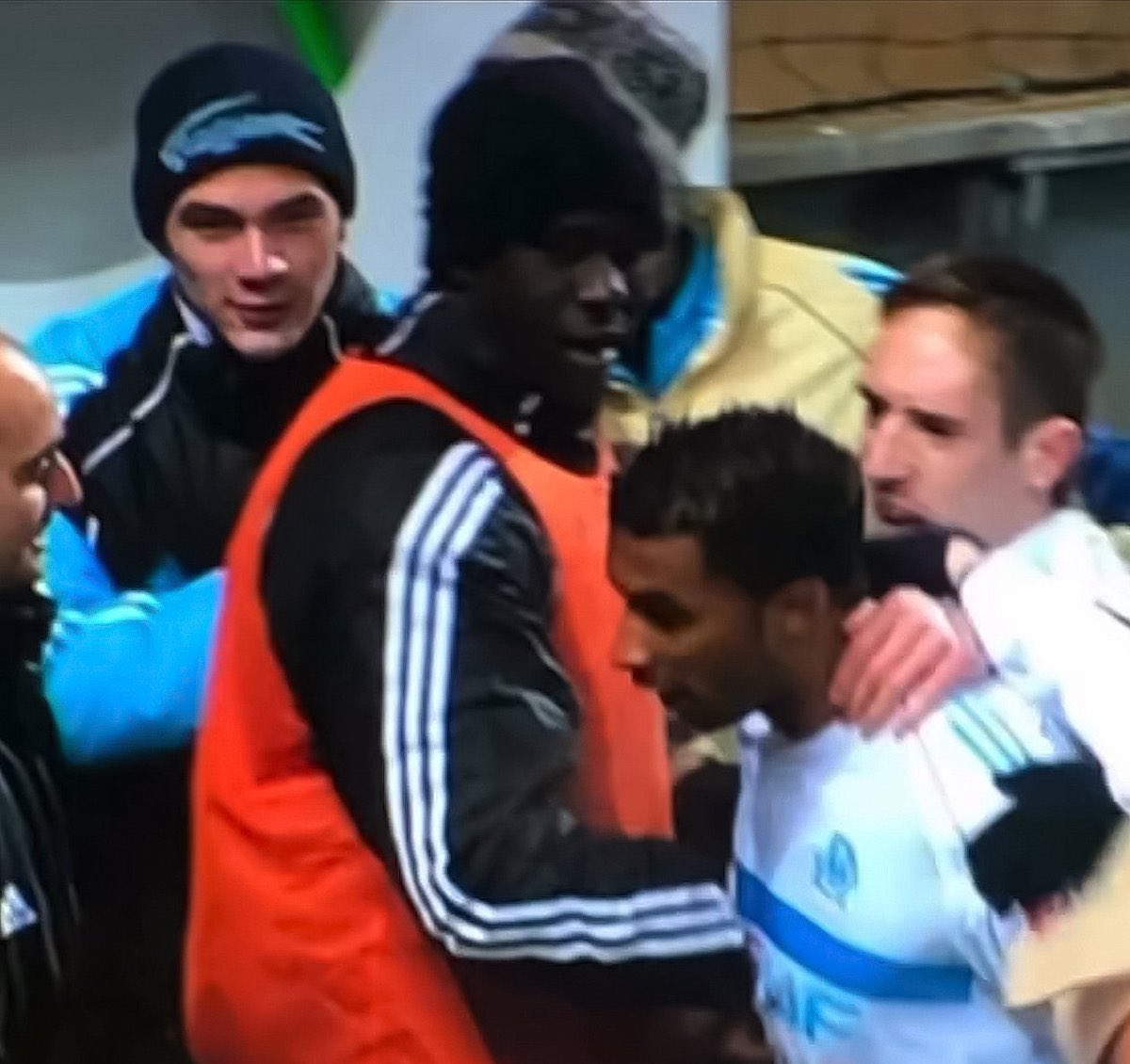 ShadesFrance's tweet photo. 🗣️JuL à propos de la photo avec Habib Beye avec l’OM en 2006  :

“Je regardais OMtv tous les jours pour voir le moment où je passais, c’était magique ! 

Je faisais ramasseur de balles, j’étais sur le côté du terrain et je suis parti célébrer avec eux..

Comme quoi, tout est possible quand vous voulez quelque chose dans la vie… Il faut y croire à fond !

Je voulais finir footballeur, j’ai fini rappeur… Ça veut dire, que si tu n’arrives pas à viser la lune, au pire tu atteindras les étoiles

À cette époque, je m’entraînais à la Commanderie. Je voyais Ribéry et Nasri s’entraîner, je voulais finir comme eux ! Finalement, j’ai quand même pas mal fini, Dieu merci ! Croyez en vous !”