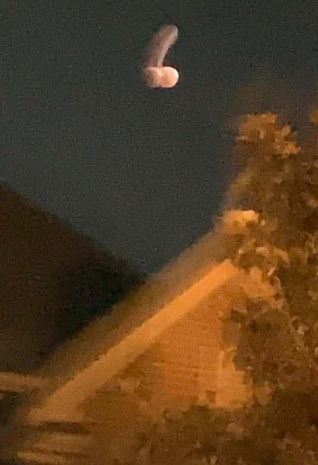 ToTiieee's tweet photo. Patingin nga ng mga kuha n’yo sa Lunar Eclipse 🌒

Here's Mine: https://t.co/NL4ZkKDONR
