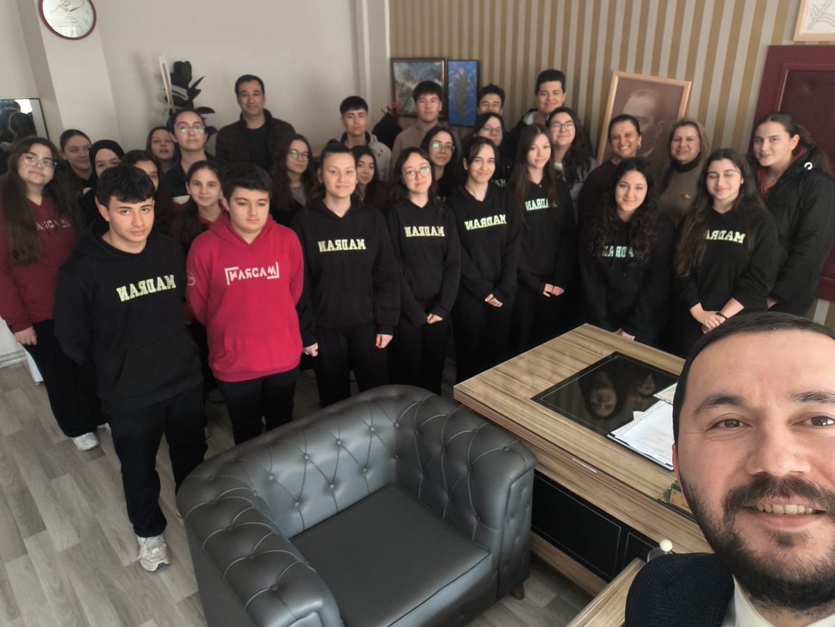 MadranAL_09's tweet photo. Okulumuz eTwinning grubu öğrenci ve öğretmenleri, Okul Müdürümüz Sayın Bahri CAN’ı makamında ziyaret ederek 2025–2026 eğitim öğretim döneminde yürütülmekte olan eTwinning projeleri hakkında bilgi paylaşımında bulundular.
Gerçekleştirilen ziyarette, hem kurucusu olduğumuz hem de ortak olarak yer aldığımız projelerin amaçları, çalışma takvimi ve planlanan faaliyetler hakkında kapsamlı bir sunum yapıldı. Öğrencilerimiz; ulusal ve uluslararası iş birlikleri, dijital araçların etkin kullanımı, yabancı dil gelişimi ve kültürlerarası etkileşim alanlarında yürütülen çalışmalar hakkında detaylı bilgiler aktardı.
Okul Müdürümüz Sayın Bahri CAN, projelerde görev alan öğretmen ve öğrencilerimizi tebrik ederek, bu tür çalışmaların öğrencilerimizin akademik, sosyal ve dijital becerilerinin gelişimine önemli katkı sağladığını ifade etti. Ayrıca, uluslararası platformlarda da okulumuzun projelerle etkin sekilde yer alacağını ve okulumuzda proje ekiplerimize desteklerinin devam edeceğini belirtti.
@tcmeb 
@Aydin_MEM
 @CineIlce 
@MadranAL_09