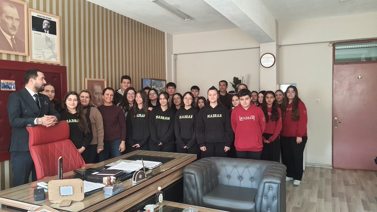 MadranAL_09's tweet photo. Okulumuz eTwinning grubu öğrenci ve öğretmenleri, Okul Müdürümüz Sayın Bahri CAN’ı makamında ziyaret ederek 2025–2026 eğitim öğretim döneminde yürütülmekte olan eTwinning projeleri hakkında bilgi paylaşımında bulundular.
Gerçekleştirilen ziyarette, hem kurucusu olduğumuz hem de ortak olarak yer aldığımız projelerin amaçları, çalışma takvimi ve planlanan faaliyetler hakkında kapsamlı bir sunum yapıldı. Öğrencilerimiz; ulusal ve uluslararası iş birlikleri, dijital araçların etkin kullanımı, yabancı dil gelişimi ve kültürlerarası etkileşim alanlarında yürütülen çalışmalar hakkında detaylı bilgiler aktardı.
Okul Müdürümüz Sayın Bahri CAN, projelerde görev alan öğretmen ve öğrencilerimizi tebrik ederek, bu tür çalışmaların öğrencilerimizin akademik, sosyal ve dijital becerilerinin gelişimine önemli katkı sağladığını ifade etti. Ayrıca, uluslararası platformlarda da okulumuzun projelerle etkin sekilde yer alacağını ve okulumuzda proje ekiplerimize desteklerinin devam edeceğini belirtti.
@tcmeb 
@Aydin_MEM
 @CineIlce 
@MadranAL_09