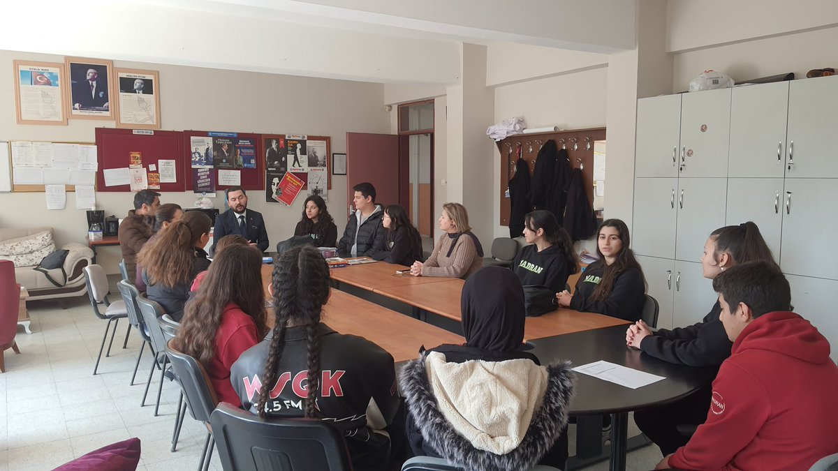 MadranAL_09's tweet photo. Okulumuz eTwinning grubu öğrenci ve öğretmenleri, Okul Müdürümüz Sayın Bahri CAN’ı makamında ziyaret ederek 2025–2026 eğitim öğretim döneminde yürütülmekte olan eTwinning projeleri hakkında bilgi paylaşımında bulundular.
Gerçekleştirilen ziyarette, hem kurucusu olduğumuz hem de ortak olarak yer aldığımız projelerin amaçları, çalışma takvimi ve planlanan faaliyetler hakkında kapsamlı bir sunum yapıldı. Öğrencilerimiz; ulusal ve uluslararası iş birlikleri, dijital araçların etkin kullanımı, yabancı dil gelişimi ve kültürlerarası etkileşim alanlarında yürütülen çalışmalar hakkında detaylı bilgiler aktardı.
Okul Müdürümüz Sayın Bahri CAN, projelerde görev alan öğretmen ve öğrencilerimizi tebrik ederek, bu tür çalışmaların öğrencilerimizin akademik, sosyal ve dijital becerilerinin gelişimine önemli katkı sağladığını ifade etti. Ayrıca, uluslararası platformlarda da okulumuzun projelerle etkin sekilde yer alacağını ve okulumuzda proje ekiplerimize desteklerinin devam edeceğini belirtti.
@tcmeb 
@Aydin_MEM
 @CineIlce 
@MadranAL_09