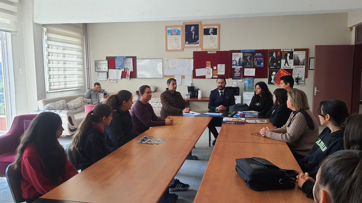 MadranAL_09's tweet photo. Okulumuz eTwinning grubu öğrenci ve öğretmenleri, Okul Müdürümüz Sayın Bahri CAN’ı makamında ziyaret ederek 2025–2026 eğitim öğretim döneminde yürütülmekte olan eTwinning projeleri hakkında bilgi paylaşımında bulundular.
Gerçekleştirilen ziyarette, hem kurucusu olduğumuz hem de ortak olarak yer aldığımız projelerin amaçları, çalışma takvimi ve planlanan faaliyetler hakkında kapsamlı bir sunum yapıldı. Öğrencilerimiz; ulusal ve uluslararası iş birlikleri, dijital araçların etkin kullanımı, yabancı dil gelişimi ve kültürlerarası etkileşim alanlarında yürütülen çalışmalar hakkında detaylı bilgiler aktardı.
Okul Müdürümüz Sayın Bahri CAN, projelerde görev alan öğretmen ve öğrencilerimizi tebrik ederek, bu tür çalışmaların öğrencilerimizin akademik, sosyal ve dijital becerilerinin gelişimine önemli katkı sağladığını ifade etti. Ayrıca, uluslararası platformlarda da okulumuzun projelerle etkin sekilde yer alacağını ve okulumuzda proje ekiplerimize desteklerinin devam edeceğini belirtti.
@tcmeb 
@Aydin_MEM
 @CineIlce 
@MadranAL_09