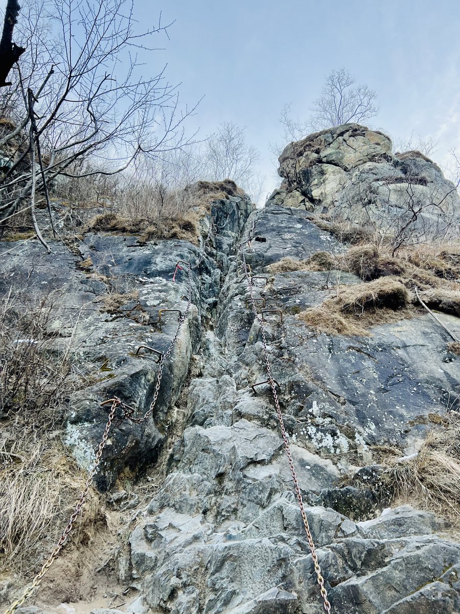 rarefiedgas's tweet image. Frozen #creek in the #valley   #Icefall #mountains #hiking #outdoors 

Climbing up the steep #cliff by holding onto the iron #chain 2/
