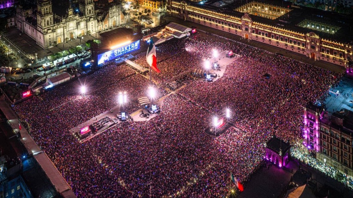 Shakira just made history in Mexico City 🇲🇽

Her free Zócalo concert drew an estimated 400,000 fans  the largest ever in the capital, nearly doubling her 2007 record

Fans packed the square and streets for a 2-hour epic set, singing Hips Don't Lie, La Tortura,Waka Waka, and hits