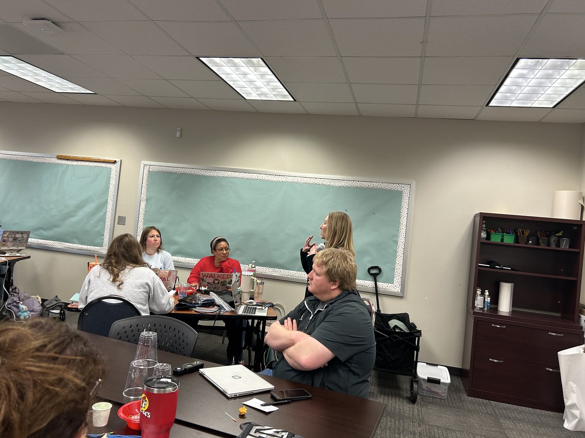 Laura Mackay tweet media