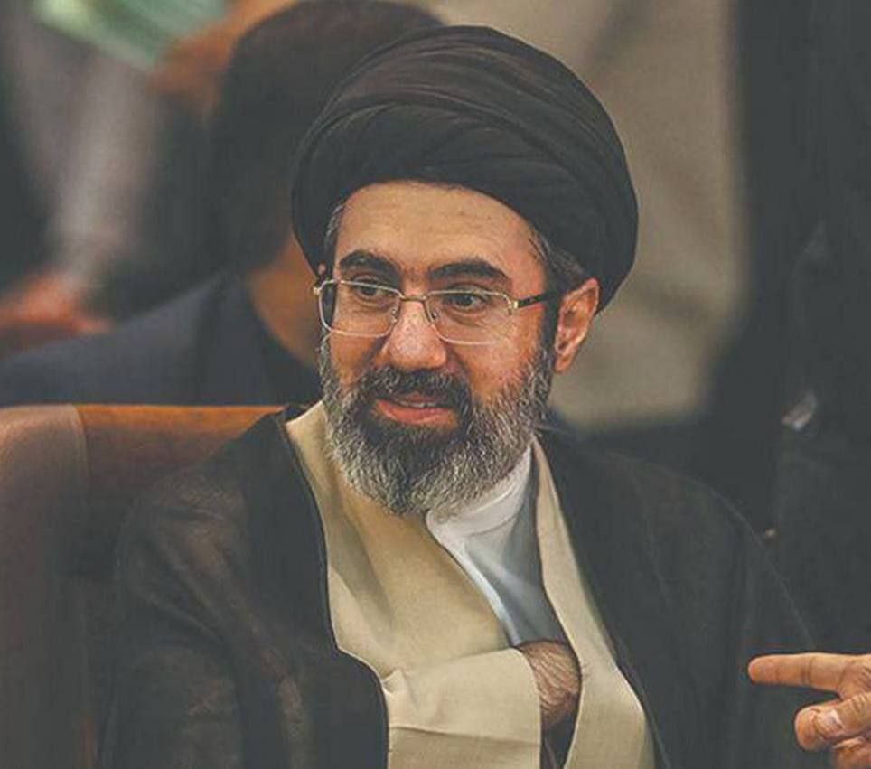 RusiaInforma's tweet photo. 🇮🇷A pesar de los ataques sionistas el Consejo de Expertos de Irán ha elegido a Mojtaba Jameneí, hijo del fallecido Alí Jamenei, como nuevo líder supremo.

El canal Iran International, vinculado a la oposición iraní, afirma que Mojtaba Jamenei es una criatura del Cuerpo de la https://t.co/SFJ6GJIJI4