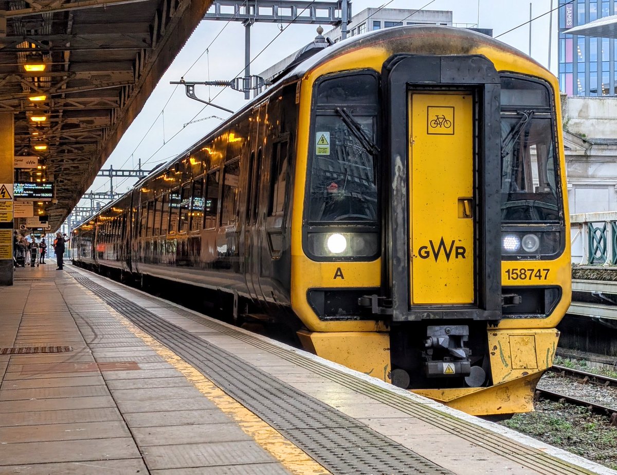 DownOnTheStour's tweet photo. Thus ends another day in South Wales 🏴󠁧󠁢󠁷󠁬󠁳󠁿

After all the Stadlers the Variety at Cardiff Central was a welcome sight. Now it's time for MEGA TRACTION 82227 to take me back to Shrewsbury. 😍

#DOTS #trainphotography #railwayphotography #TFW #class756 #stadler #class150 #valleys https://t.co/HlDghh2azA